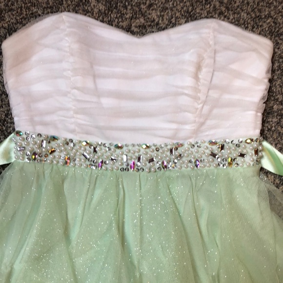 Short homecoming dress - Picture 2 of 3